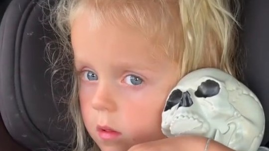 Menina viraliza com inseparável 'esqueleto de apoio emocional' Menina viraliza com inseparável 'esqueleto de apoio emocional'