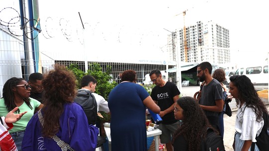 Voluntários levam café e sanduíches a famílias que esperam liberação de corpos no IML Voluntários levam café e sanduíches a famílias que esperam liberação de corpos no IML