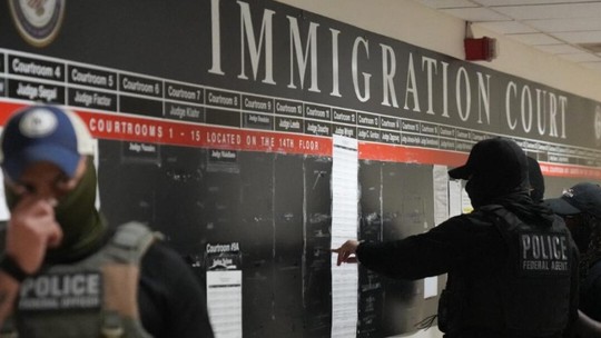 Agentes mascarados do serviço de imigração americano prendem estrangeiros durante entrevista para o Green Card Agentes mascarados do serviço de imigração americano prendem estrangeiros durante entrevista para o Green Card